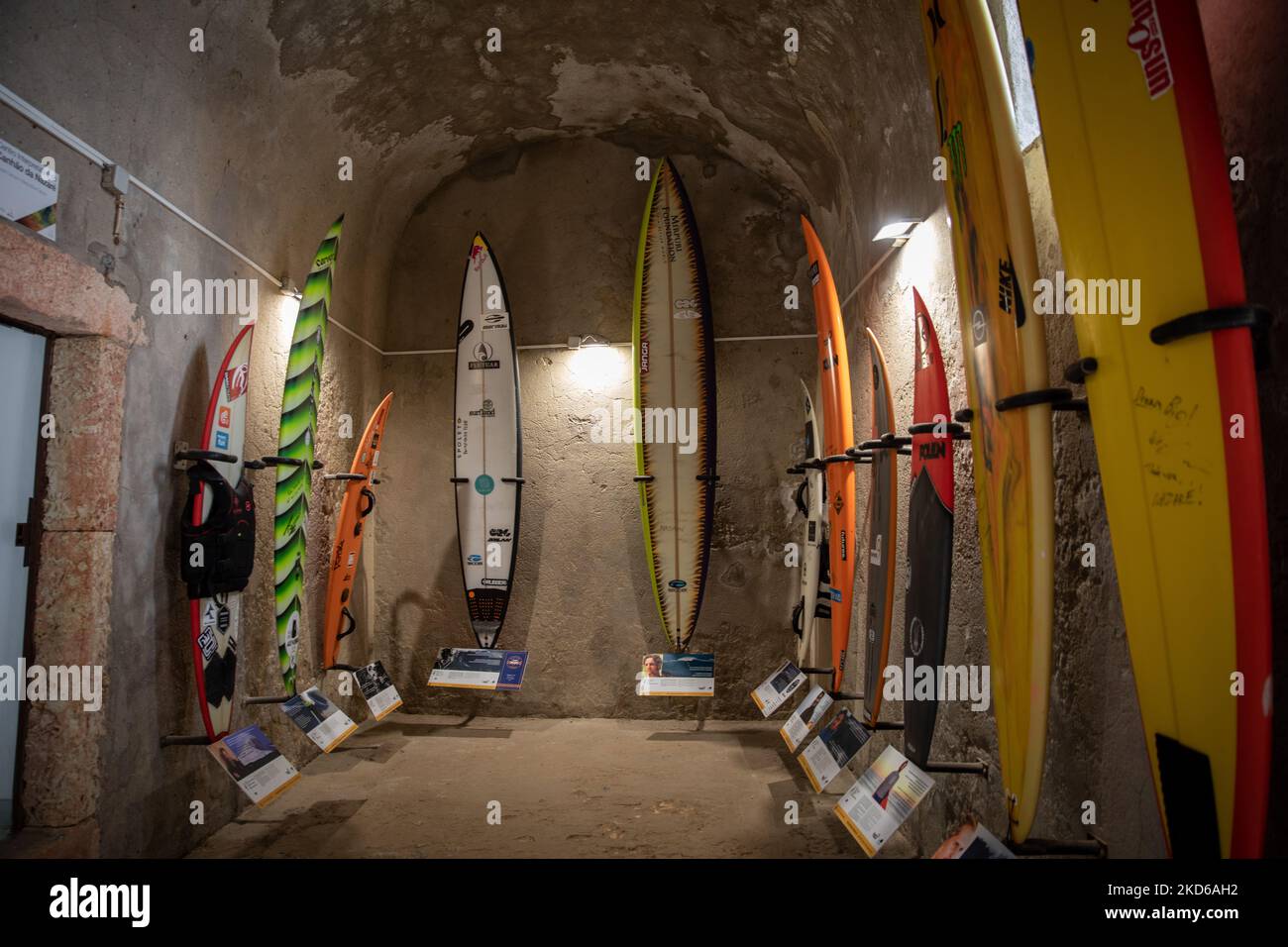 Vue sur le musée du surf à l'intérieur du phare rouge de Nazaré, Portugal, sur 28 mars 2022. Nazaré, en particulier Praia do Norte ou North Beach, est célèbre pour les plus grandes vagues surfables de la planète. (Photo de Manuel Romano/NurPhoto) Banque D'Images