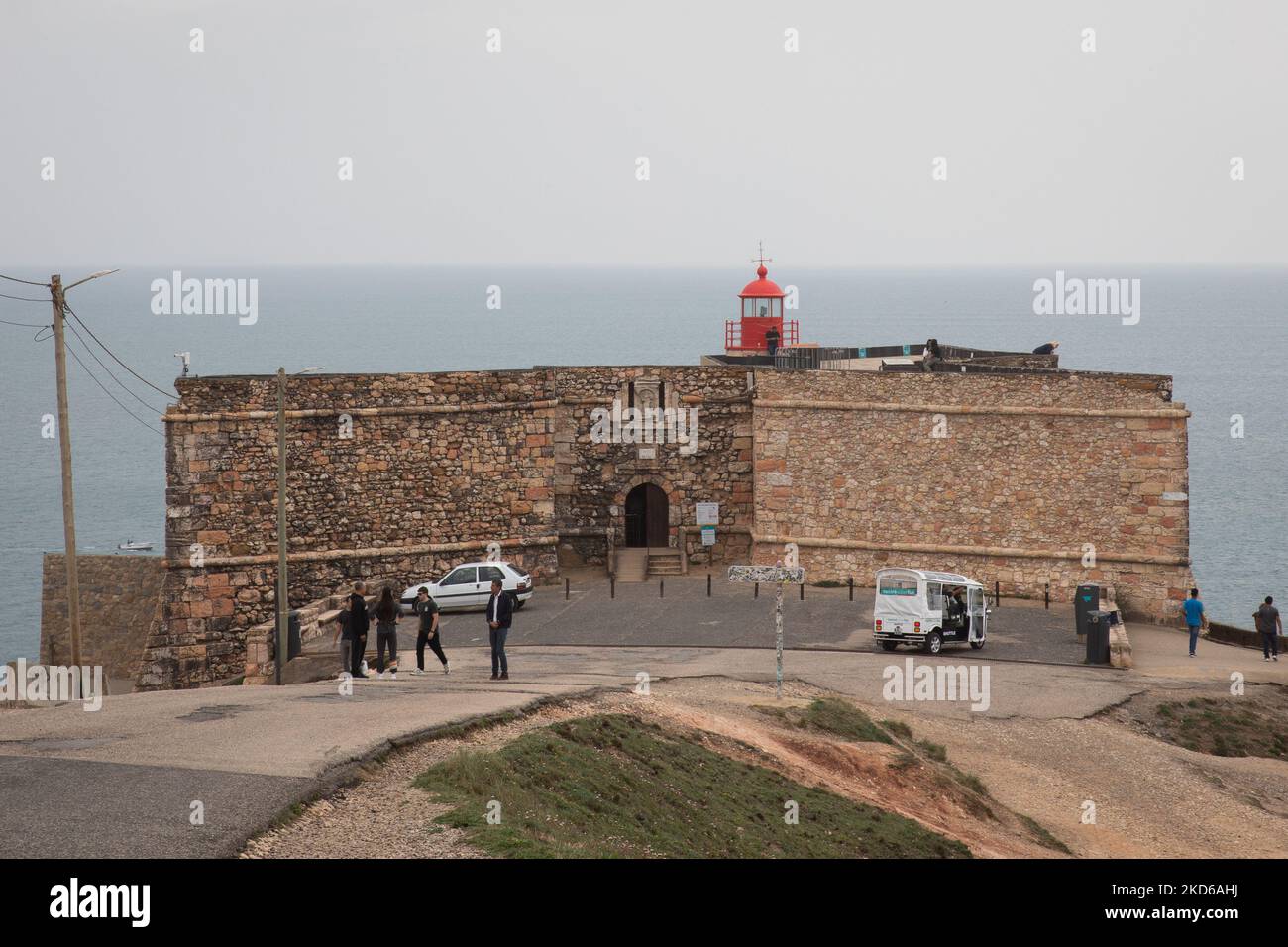 Vue sur le phare rouge de Nazare, Portugal, sur 28 mars 2022. Nazaré, en particulier Praia do Norte ou North Beach, est célèbre pour les plus grandes vagues surfables de la planète. (Photo de Manuel Romano/NurPhoto) Banque D'Images