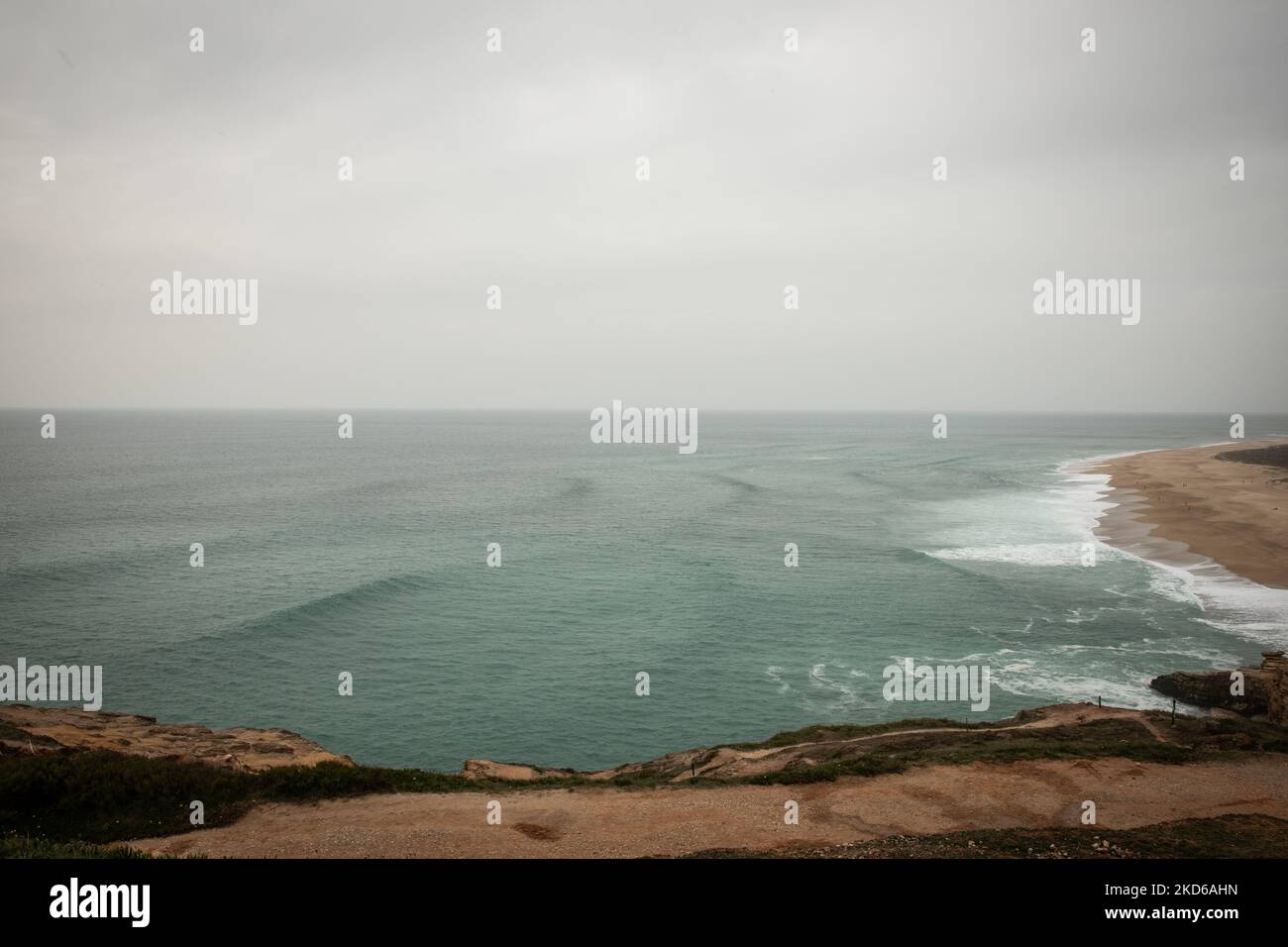 Une vue générale de la plage Praia do Norte à Nazaré, Portugal, sur 28 mars 2022. Nazaré, en particulier Praia do Norte ou North Beach, est célèbre pour les plus grandes vagues surfables de la planète. (Photo de Manuel Romano/NurPhoto) Banque D'Images