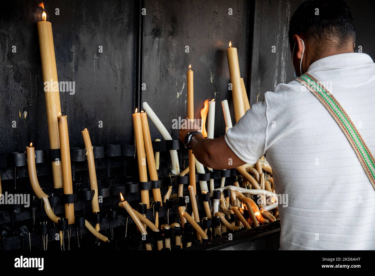 Un homme allume une bougie dans le sanctuaire de notre-Dame de Fátima, à Fatima, au Portugal, sur 28 mars 2022. (Photo de Manuel Romano/NurPhoto) Banque D'Images
