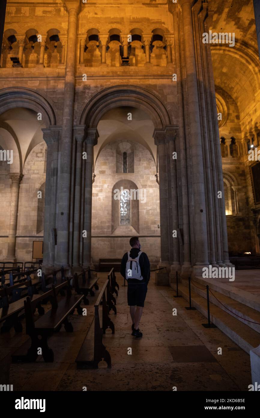 Vue sur le Sé de Lisboa (cathédrale de Lisbonne), à Lisbonne, au Portugal, sur 29 mars 2022, dans le contexte de la pandémie COVID-19. (Photo de Manuel Romano/NurPhoto) Banque D'Images