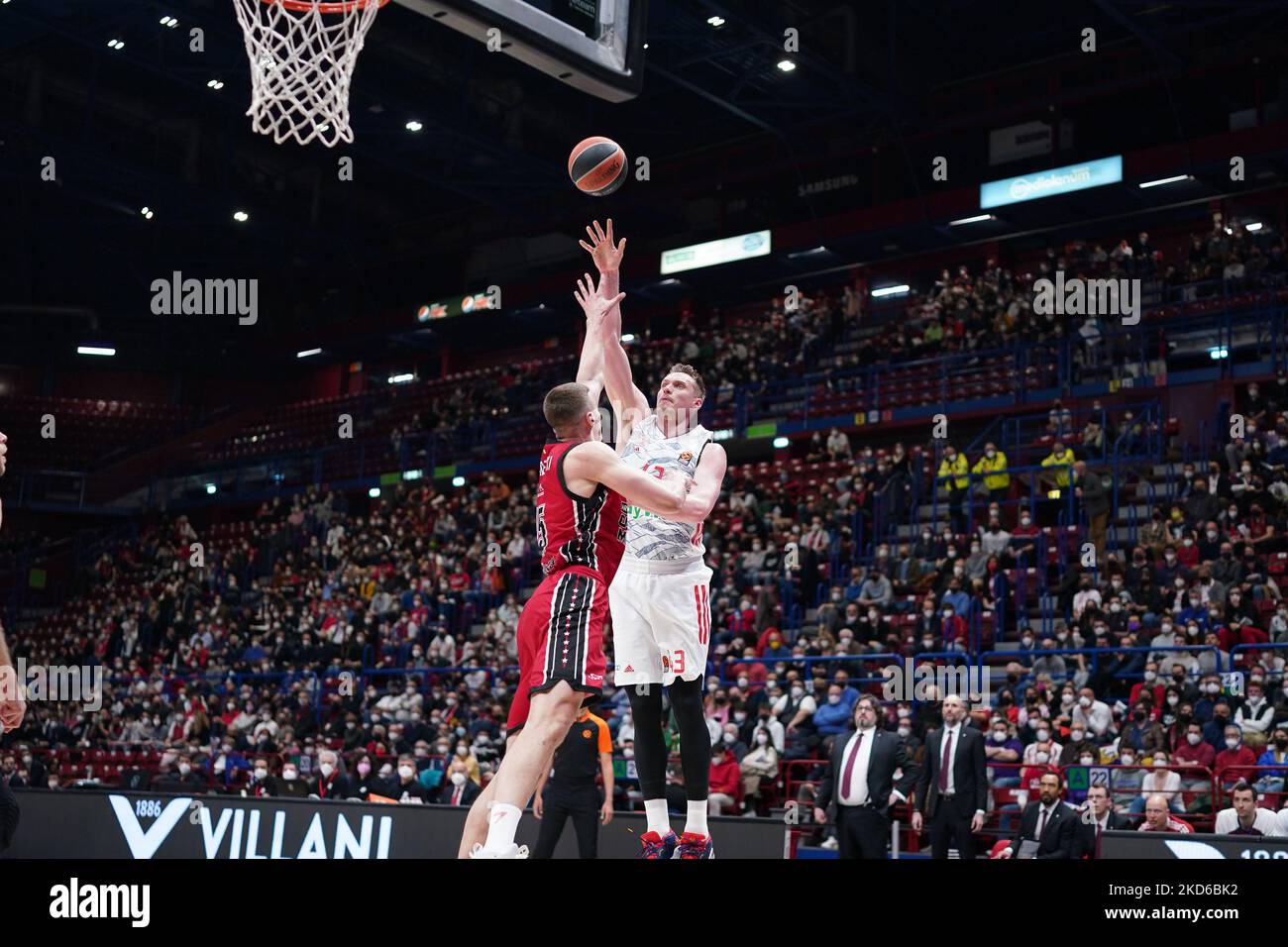 Leon Radoto (FC Bayern Munchen Basketball) contrecarré par Kaleb Tarczewski (AX Armani Exchange Olimpia Milano) pendant le championnat d'Euroligue de basket-ball A X Armani Exchange Milano vs Bayern Monaco sur 29 mars 2022 au Forum Mediolanum à Milan, Italie (photo de Simone Lucarelli/LiveMedia/NurPhoto) Banque D'Images