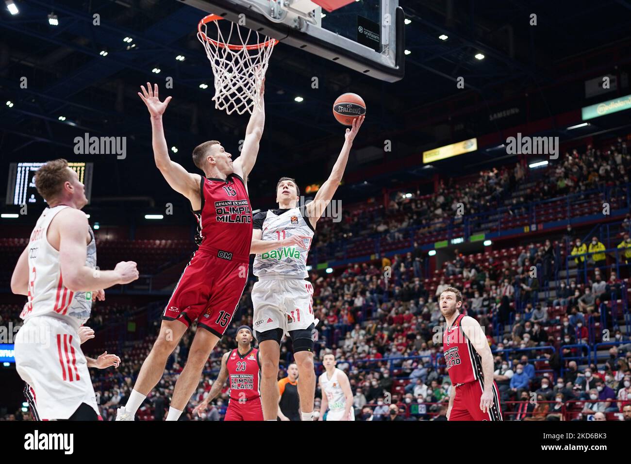 Vladimir Lucic (FC Bayern Munchen Basketball) contrecarré par Kaleb Tarczewski (AX Armani Exchange Olimpia Milano) pendant le championnat d'Euroligue de basket-ball A X Armani Exchange Milano vs Bayern Monaco sur 29 mars 2022 au Forum Mediolanum à Milan, Italie (photo de Simone Lucarelli/LiveMedia/NurPhoto) Banque D'Images