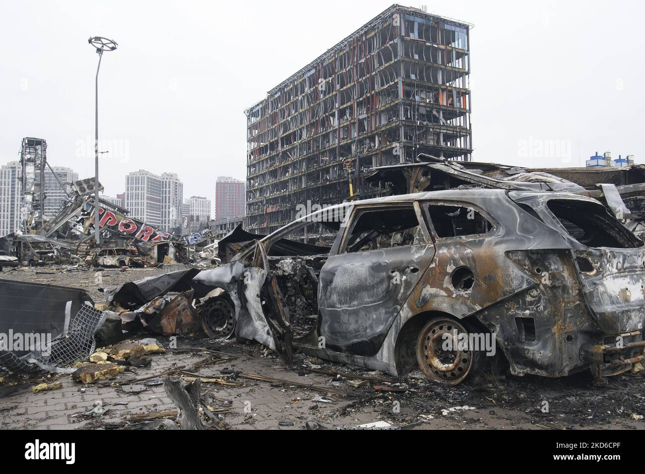 Conséquences du bombardement du centre commercial de Retroville par des missiles russes. Kiev, Ukraine. 30 mars 2022. (Photo de Maxym Marusenko/NurPhoto) Banque D'Images