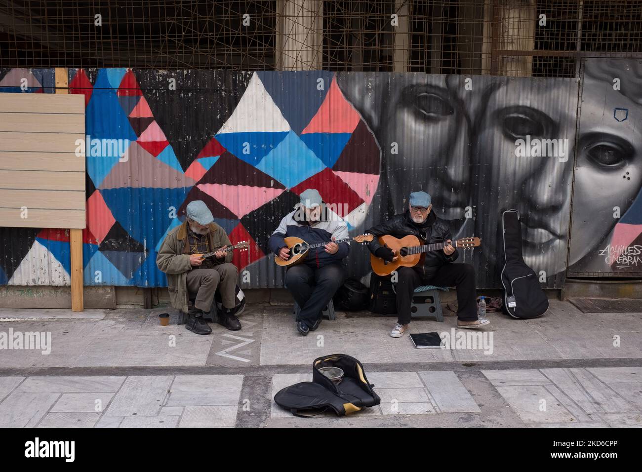 Des musiciens de rue jouent de la musique dans le centre d'Athènes, en Grèce, sur 30 mars 2022. (Photo de Nikolas Kokovovlis/NurPhoto) Banque D'Images