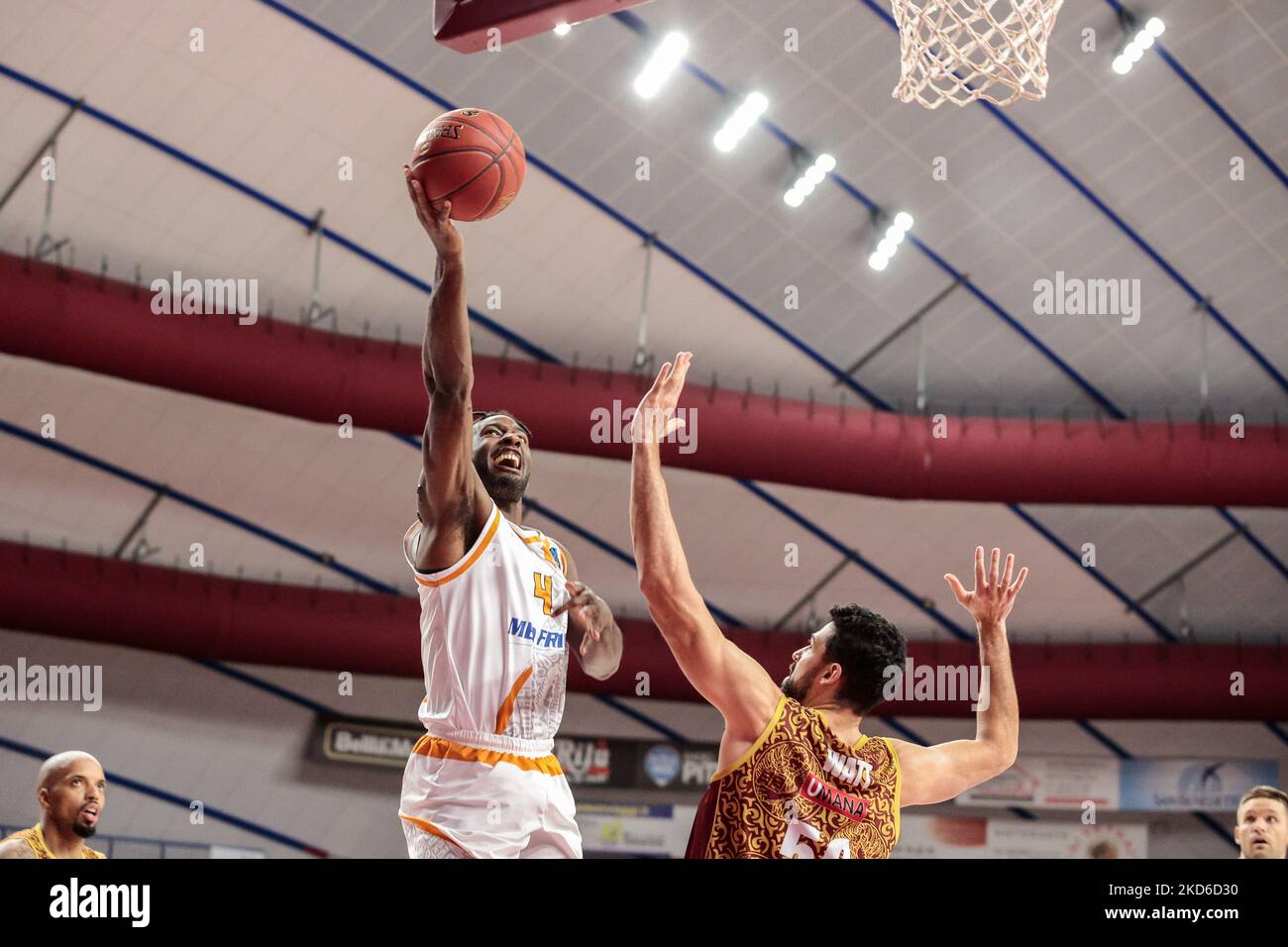 Dario Hunt (Promitheas Patras) et Mitchell Watt (Umana Reyer Venezia) pendant le championnat de basket-ball Eurocup Umana Reyer Venezia vs Promitheas Patras sur 30 mars 2022 au Palasport Taliercio à Venise, Italie (photo de Mattia Radoni/LiveMedia/NurPhoto) Banque D'Images