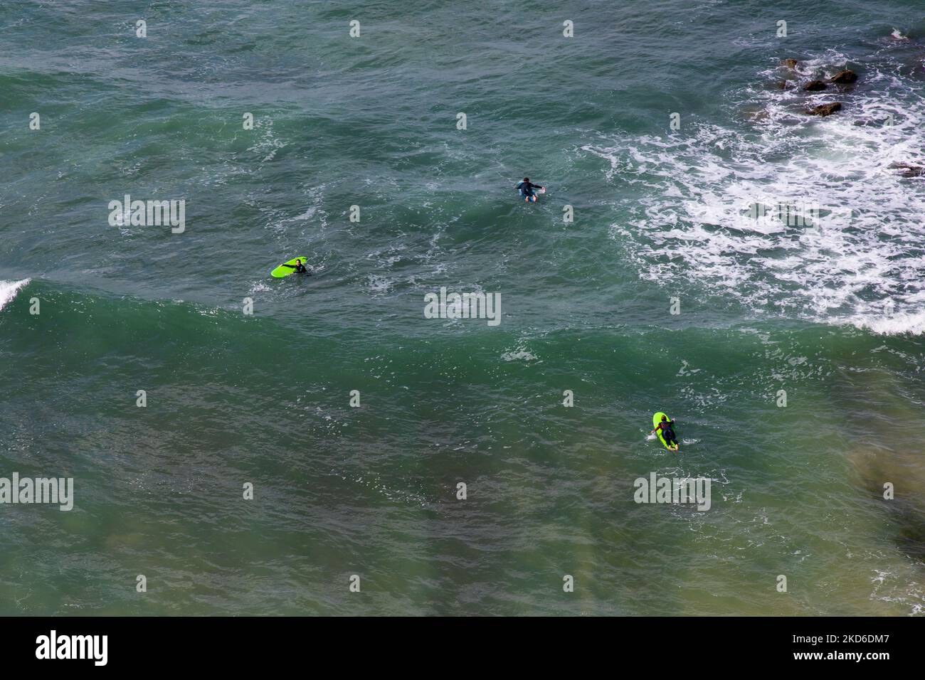 Surfeurs dans la Plaia do Magoito, Portugal, sur 30 mars 2022. Praia do Magoito est l'un des endroits les plus prisés pour les surfeurs grâce à ses fortes vagues et aux infrastructures qui garantissent le confort des vacanciers. (Photo de Manuel Romano/NurPhoto) Banque D'Images