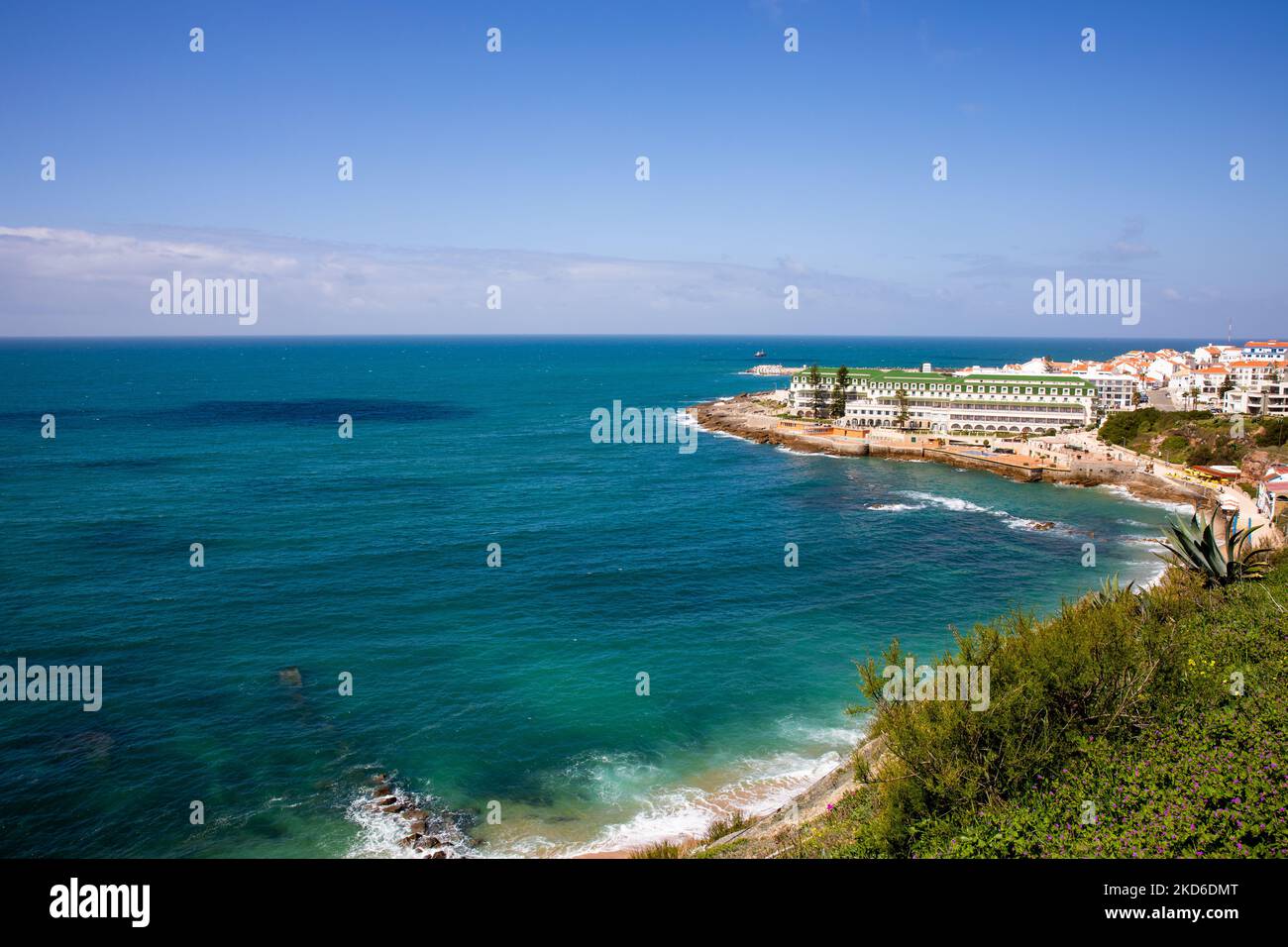 Vue sur la Praia da Baleia Sul (Ericeira), sur 30 mars 2022. Ericaria est la seule réserve mondiale de surf sur le continent européen. (Photo de Manuel Romano/NurPhoto) Banque D'Images