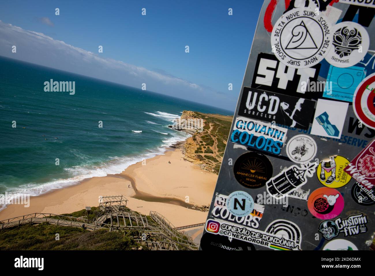 Vue sur la Praia de Ribeira d'Ilhas (Ericeira), sur 30 mars 2022. Ericaria est la seule réserve mondiale de surf sur le continent européen. (Photo de Manuel Romano/NurPhoto) Banque D'Images