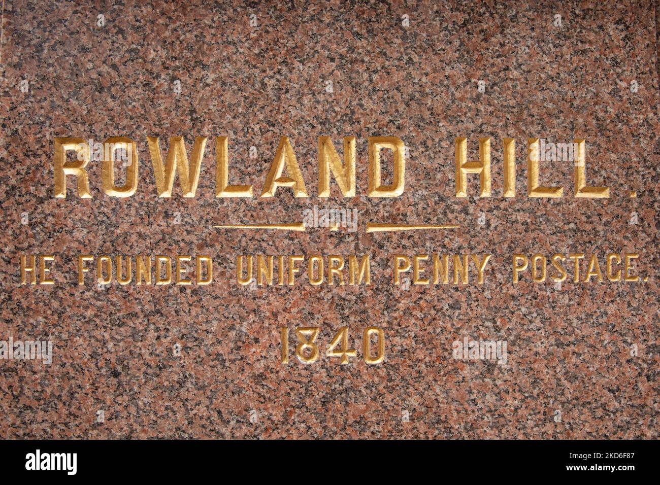L'inscription sur la statue de Sir Rowland Hill sur une surface en marbre à Londres Banque D'Images