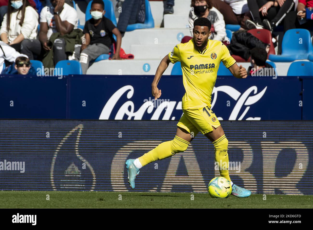 Arnaut Danjuma de Villarreal pendant le match espagnol de la Liga entre Levante UD et Villarreal CF au stade Ciutat de Valencia sur 2 avril 2022. (Photo de Jose Miguel Fernandez/NurPhoto) Banque D'Images