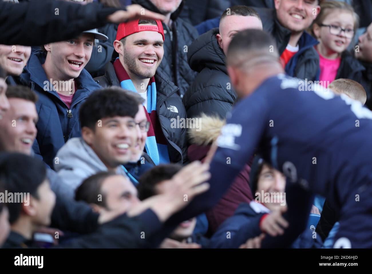 Kyle Walker de Manchester City tombe dans la foule lors du match de la Premier League entre Burnley et Manchester City à Turf Moor, Burnley, le samedi 2nd avril 2022. (Photo de Pat Scaasi/MI News/NurPhoto) Banque D'Images