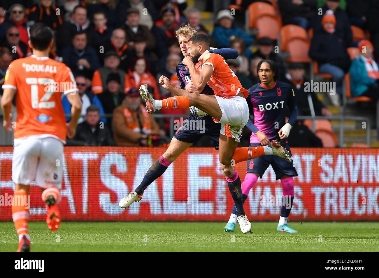 Joe Worrall de Nottingham Forest combat avec CJ Hamilton de Blackpool lors du match de championnat Sky Bet entre Blackpool et Nottingham Forest à Bloomfield Road, Blackpool le samedi 2nd avril 2022. (Photo de Jon Hobley/MI News/NurPhoto) Banque D'Images