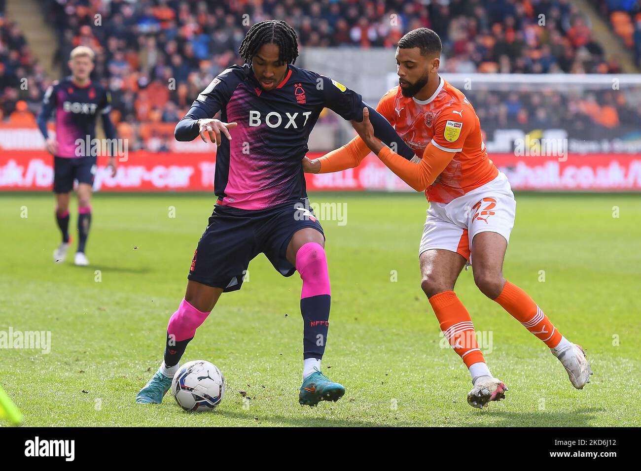 Djed Spence de Nottingham Forest combat avec CJ Hamilton de Blackpool lors du match de championnat Sky Bet entre Blackpool et Nottingham Forest à Bloomfield Road, Blackpool, le samedi 2nd avril 2022. (Photo de Jon Hobley/MI News/NurPhoto) Banque D'Images