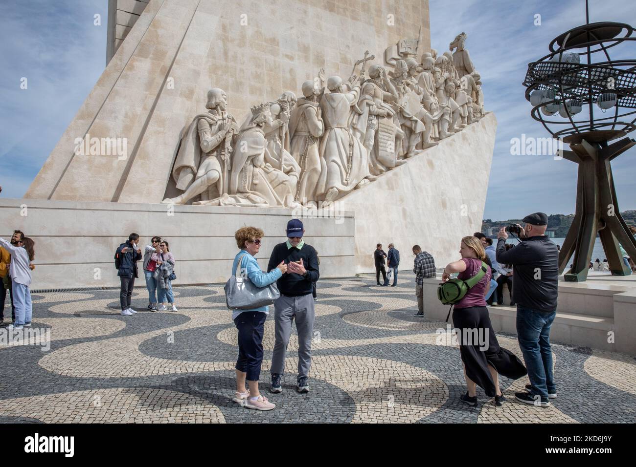 Les gens visitent le Padrão dos Descobrimentos, à Lisbonne, au Portugal, sur 2 avril 2022, dans le cadre de la pandémie COVID-19. (Photo de Manuel Romano/NurPhoto) Banque D'Images