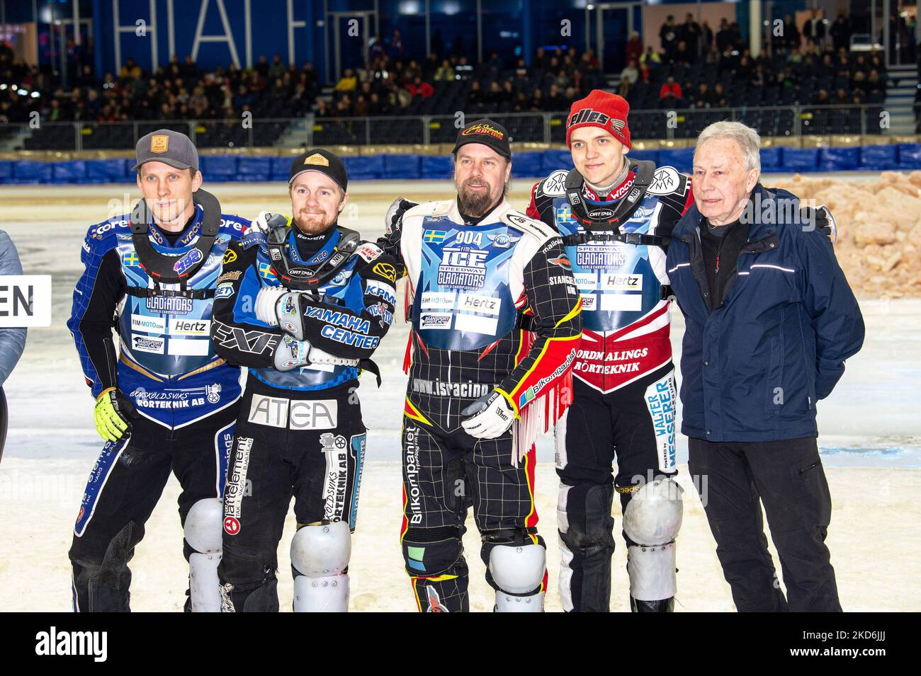 HEERENVEEN, NL.The Swedish riders (l-r) Jimmy Hörrnell (237), Martin Håruhiltunen (199), Joakim Söderström (904), Ove Ledström (97 2022) avec la légende suédoise des courses de glace Per Ollof Serenius lors de la finale du Championnat mondial FIM des gladiateurs de glace 3 à Ice Rink Thierveen, samedi 2 avril. (Photo de Ian Charles/MI News/NurPhoto) Banque D'Images