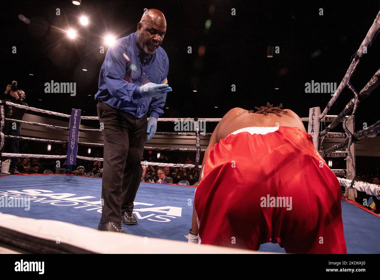 Léger Joshua James Pagan (2-0, 2KOs, Grand Rapids, MI) fait un travail rapide de Calvin Glover (0-5, Chicago, il), le battant par knock-out à la marque de 1:36 minutes dans le premier tour à l'événement professionnel de boxe de Detroit Brawl organisé au Ford Community and Performing Arts Center à Dearborn, Michigan sur 2 avril 2022. (Photo par Adam J. Dewey/NurPhoto) Banque D'Images