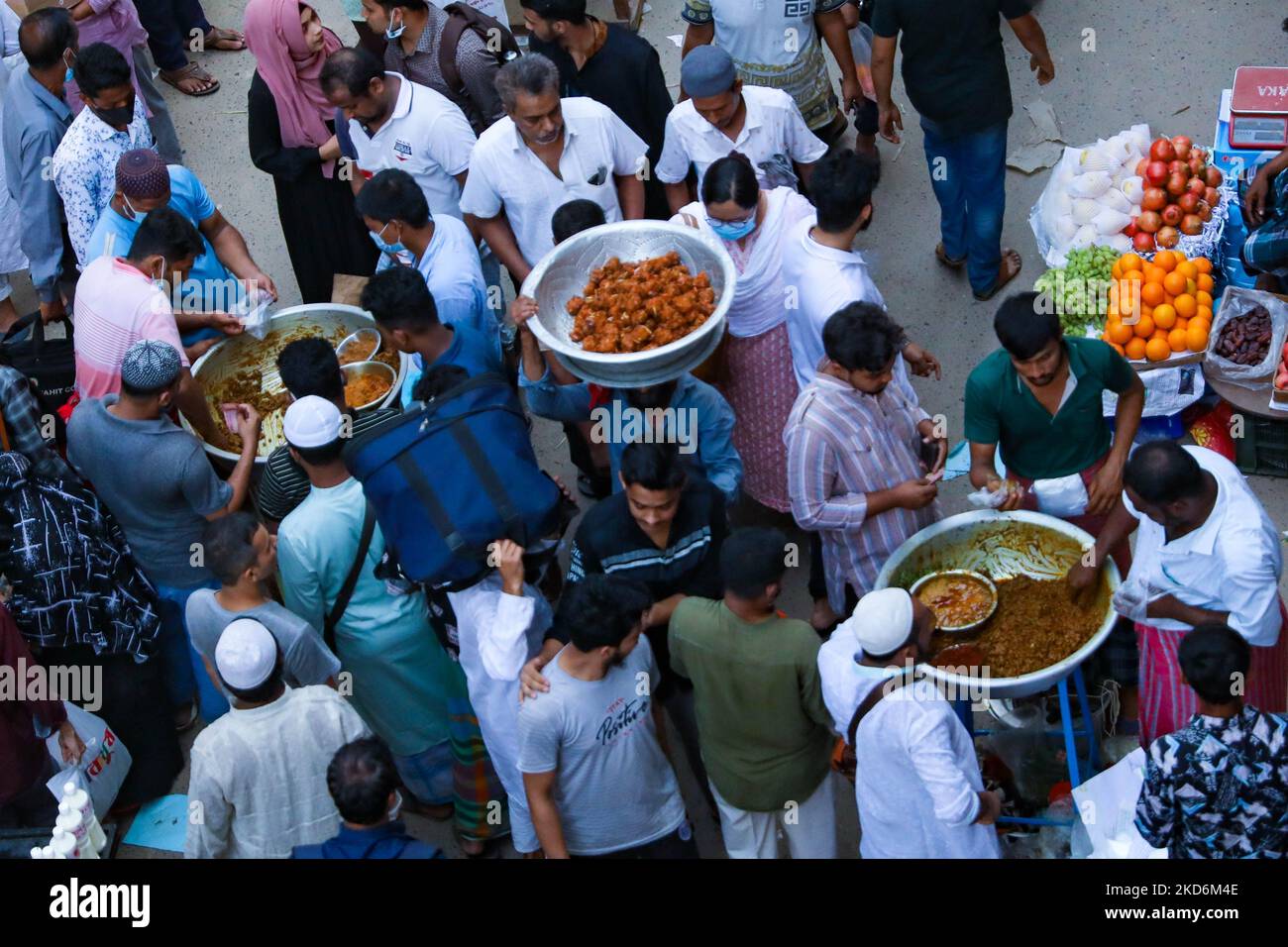 Les gens achètent des aliments Ifter le premier jour au ramadan à Dhaka, au Bangladesh, sur 03 avril 2022. Selon le calendrier islamique, le Ramadan est le mois le plus propice de l'Islam dans le monde. Il est considéré comme le neuvième mois du calendrier islamique et se produit à la fin du mois de Shaban. (Photo de Kazi Salahuddin Razu/NurPhoto) Banque D'Images