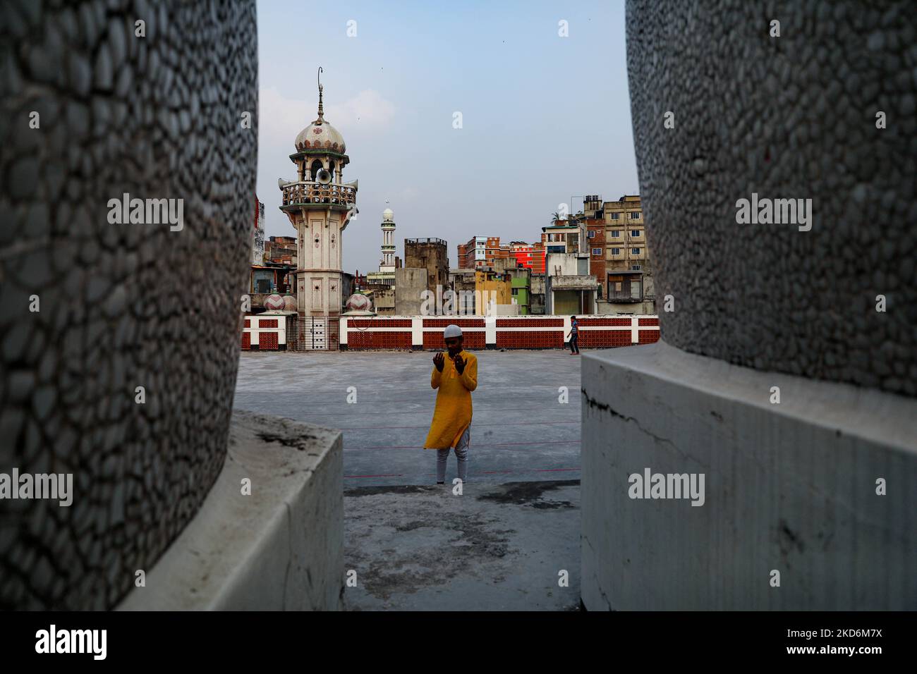 Les dévotés offrent des prières dans une mosquée le premier jour du ramadan à Dhaka, au Bangladesh, sur 03 avril 2022. (Photo de Kazi Salahuddin Razu/NurPhoto) Banque D'Images