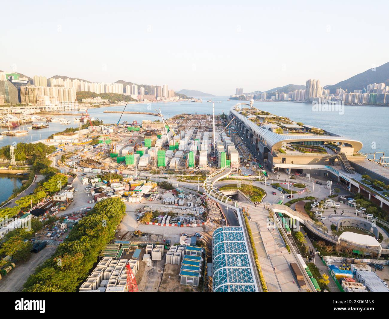 L'installation d'isolement de Kai Tak et le terminal de croisière de Kai Tak (qui a également été transformé en hôpital temporaire) vus par drone. (Photo de Marc Fernandes/NurPhoto) Banque D'Images
