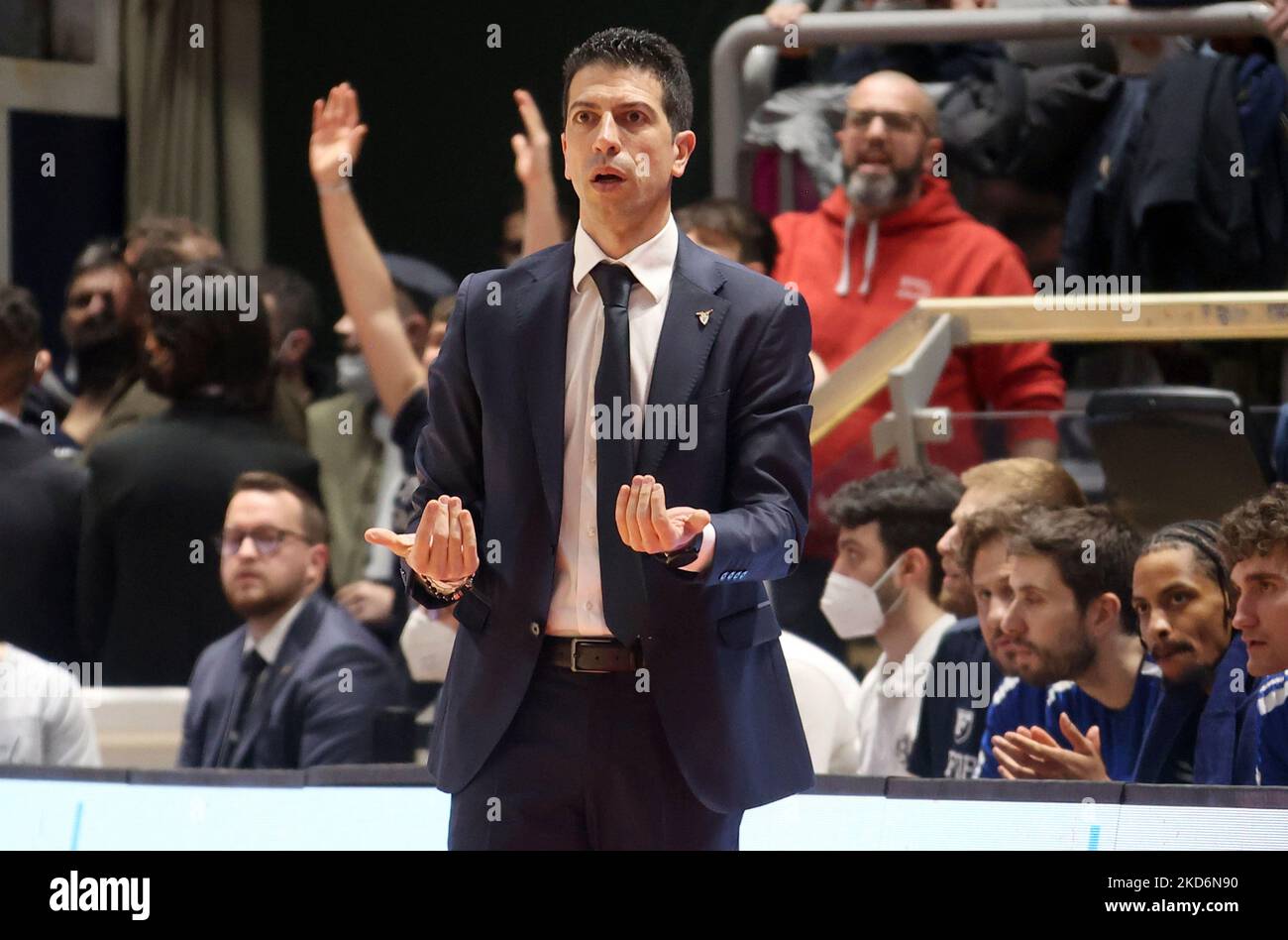 Antimo Martino (entraîneur-chef de Fortitudo Kigili Bologna) pendant la série A1 championnat italien de basket-ball LBA Kigili Fortitudo Bologna vs. Vanoli panier Cremona au palais sportif de Paladozza (photo de Michele Nucci/LiveMedia/NurPhoto) Banque D'Images