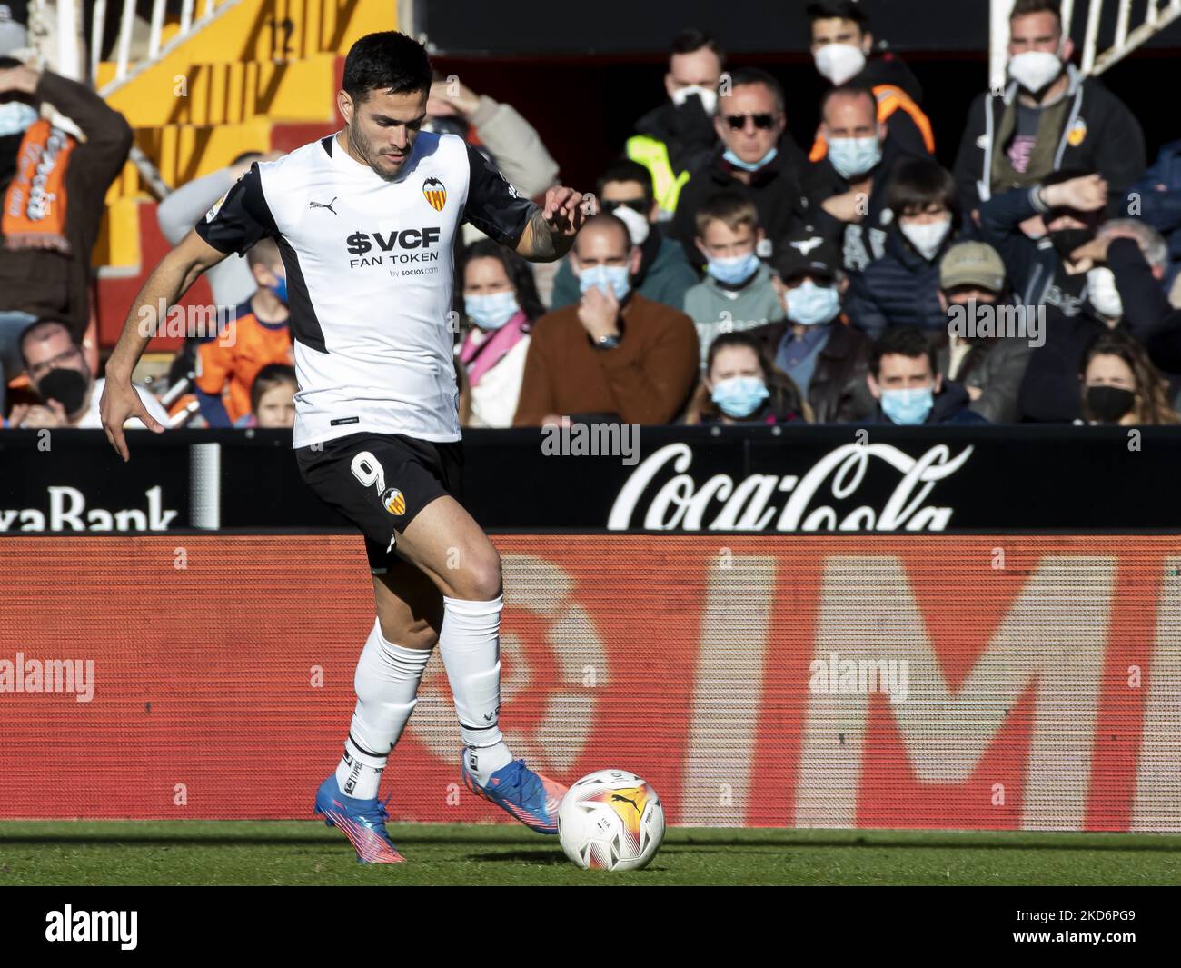 Maxi Gomez de Valencia CF pendant le match de la Liga entre Valencia CF et Cadix CF au stade Mestalla sur 3 avril 2022. (Photo de Jose Miguel Fernandez/NurPhoto) Banque D'Images