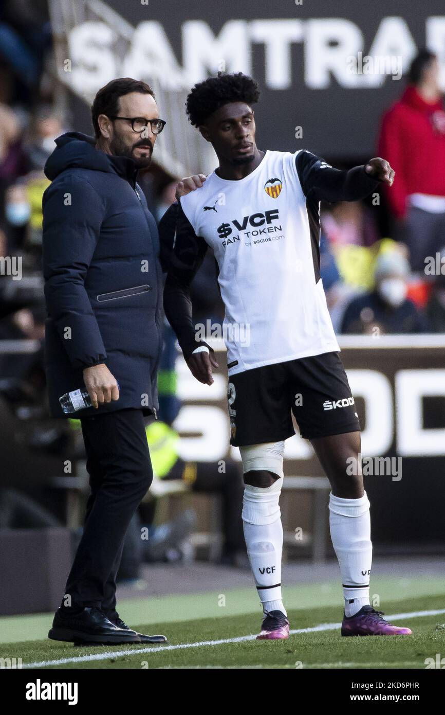 Entraîneur-chef du CF de Valence José Bordalas (L) et Thierry Rendall Correia du CF de Valence pendant le match de la Liga entre le CF de Valence et Cadix CF au stade Mestalla sur 3 avril 2022. (Photo de Jose Miguel Fernandez/NurPhoto) Banque D'Images