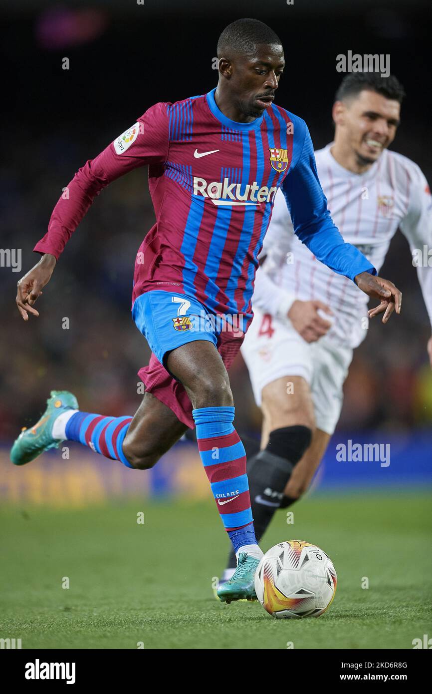 ousmane-dembele-de-barcelone-court-avec-le-ballon-pendant-le-match-de