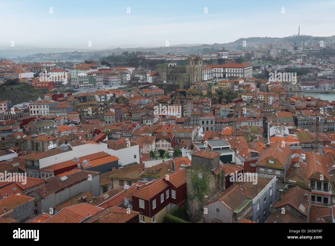 Vue aérienne de la ville de Porto avec la cathédrale et Ribeira - Porto, Portugal Banque D'Images