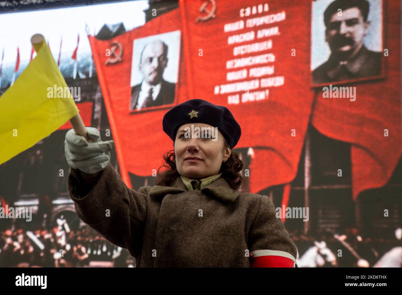 Moscou, Russie. 5th novembre 2022 Une femme participe à une représentation théâtrale dans un musée en plein air consacré à l'histoire de la défense de Moscou sur la place Rouge. L'exposition marque le 81st anniversaire de la parade du 7 novembre 1941 qui a eu lieu pendant la bataille de Moscou pendant la Seconde Guerre mondiale Banque D'Images