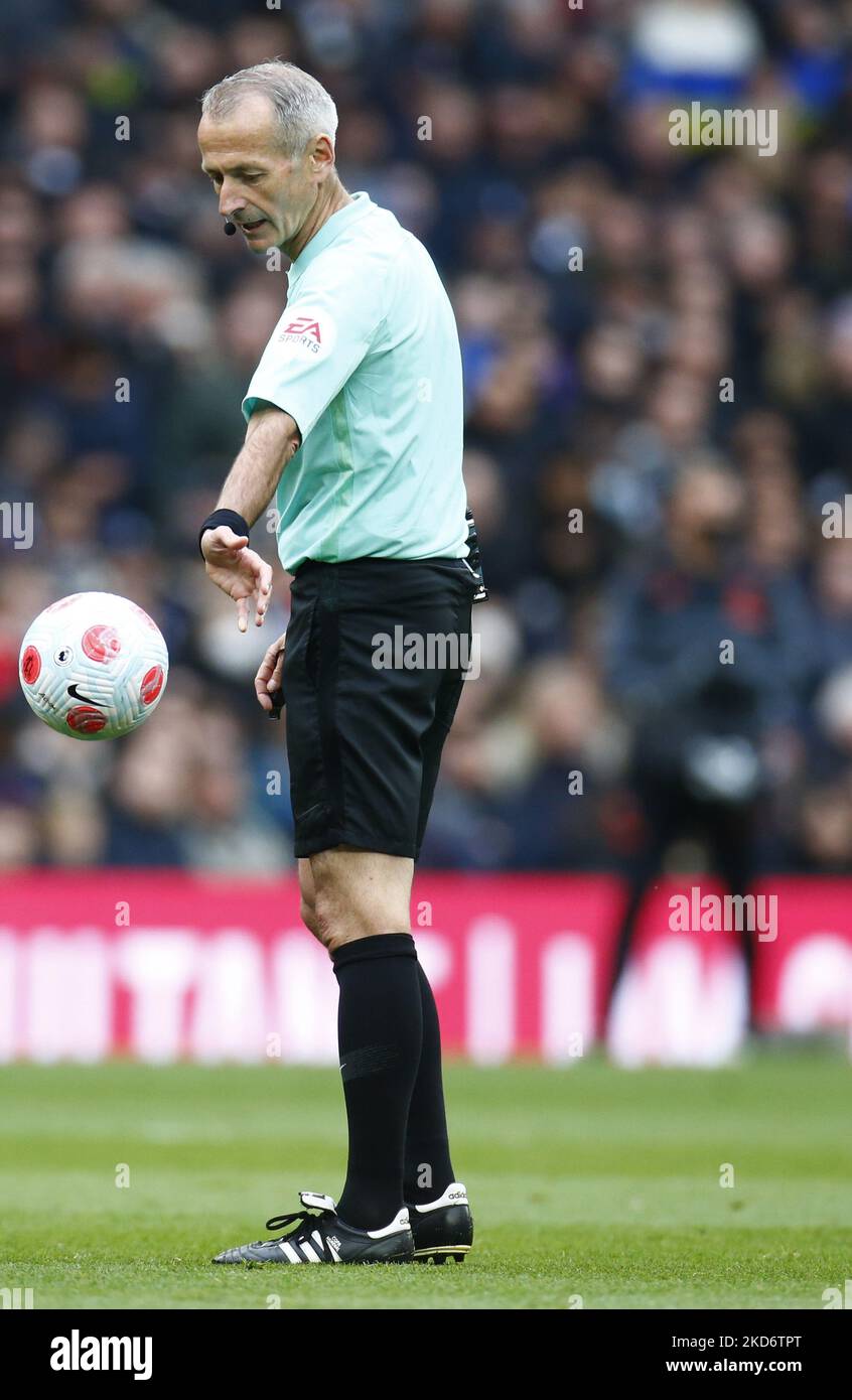 Arbitre Martin Atkinson lors de la première ligue entre Tottenham Hotspur et Newcastle United au stade Tottenham Hotspur , Londres, Angleterre le 03rd avril 2022 (photo par action Foto Sport/NurPhoto) Banque D'Images