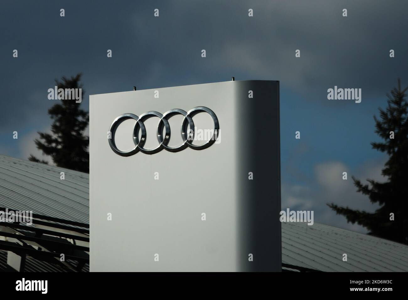 Le logo Audi est visible près d'une salle d'exposition à Cracovie, en Pologne, sur 4 avril 2022. (Photo d'illustration par Jakub Porzycki/NurPhoto) Banque D'Images