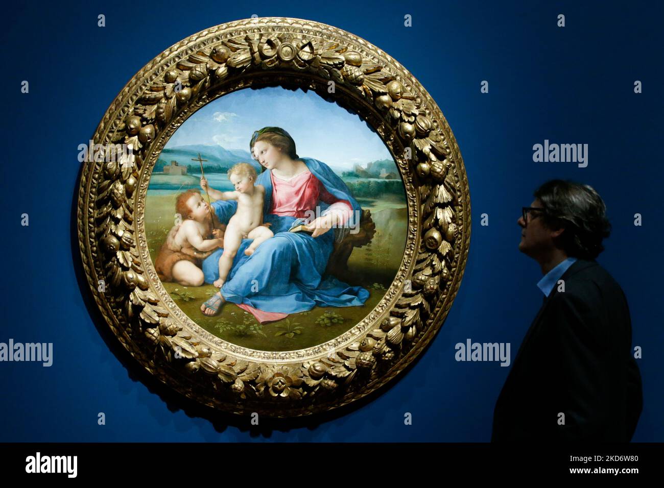 Un employé de la galerie pose avec de l'huile sur le bois transféré à la peinture de toile 'la Vierge et l'enfant avec le bébé Saint John le Baptiste ('la Madonna Alba'), datant d'environ 1509-11 par l'artiste italien de la Renaissance Raphaël (1483-1520), lors d'un aperçu de presse pour 'The Credit Suisse Exhibition: Raphaël à la Galerie nationale de Londres, Angleterre, sur 4 avril 2022. L'exposition, retardée en raison de la pandémie Covid-19 et marquant le 500th anniversaire de la mort de Raphaël en 2020, est ouverte au public de 9 avril à 31 juillet cette année. REMARQUE : LES IMAGES SONT SOUMISES À UN EMBARGO DE PUBLICATION JUSQU'AU 0001, HEURE DU ROYAUME-UNI Banque D'Images