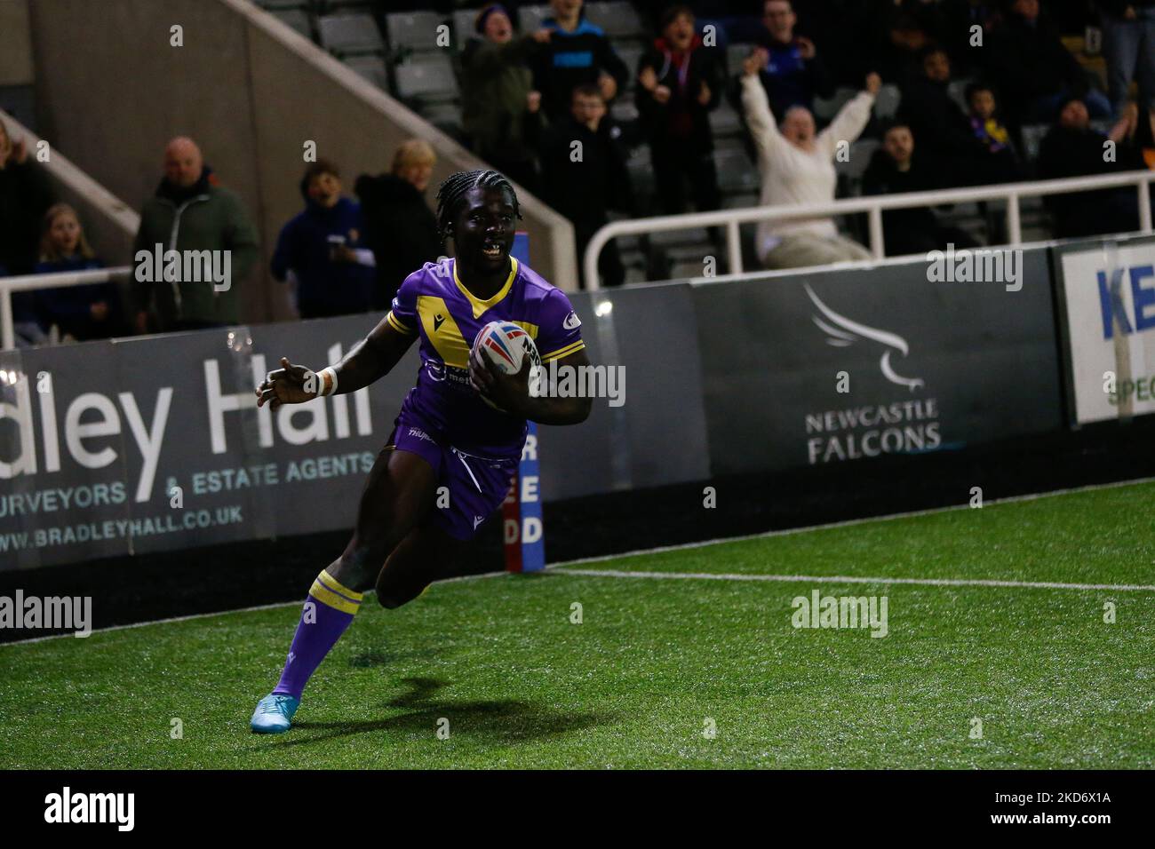 Gideon Boafo de Newcastle Thunder se présente pour marquer la deuxième tentative de Tonnerre lors du match de championnat DE BETFRED entre Newcastle Thunder et Widnes Vikings à Kingston Park, Newcastle, le lundi 4th avril 2022. (Photo de Chris Lishman/MI News/NurPhoto) Banque D'Images