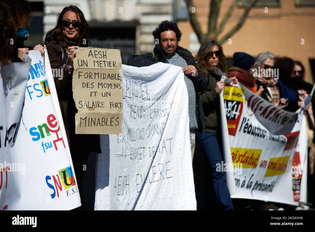 A la suite d'un appel national à la grève et à la protestation, l'AESH ('accompagnant d'élève en situation de handicap') a protesté à Toulouse. L'acronyme AESH signifie « support Assistant for Disabled Epupilles ». Principalement des femmes travaillent comme AESH. Ils protestent principalement contre le manque de financement, les contrats de travail néfastes et la pénurie de personnel . Toulouse. France. 5 avril 2022. (Photo d'Alain Pitton/NurPhoto) Banque D'Images