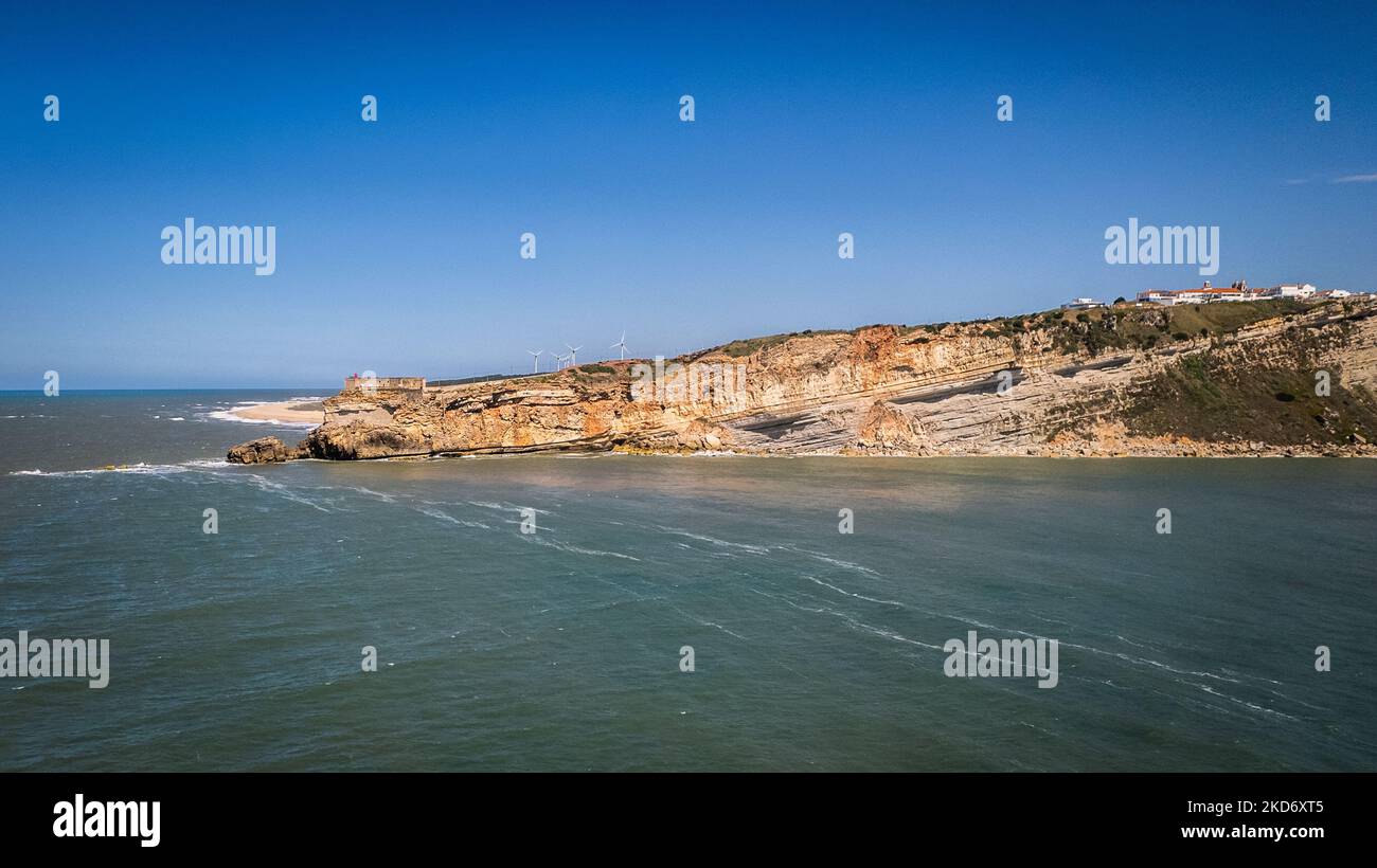 Une vue drone de Nazare, Portugal, sur 1 avril 2022. Nazaré, en particulier Praia do Norte ou North Beach, est célèbre pour les plus grandes vagues surfables de la planète. (Photo de Manuel Romano/NurPhoto) Banque D'Images