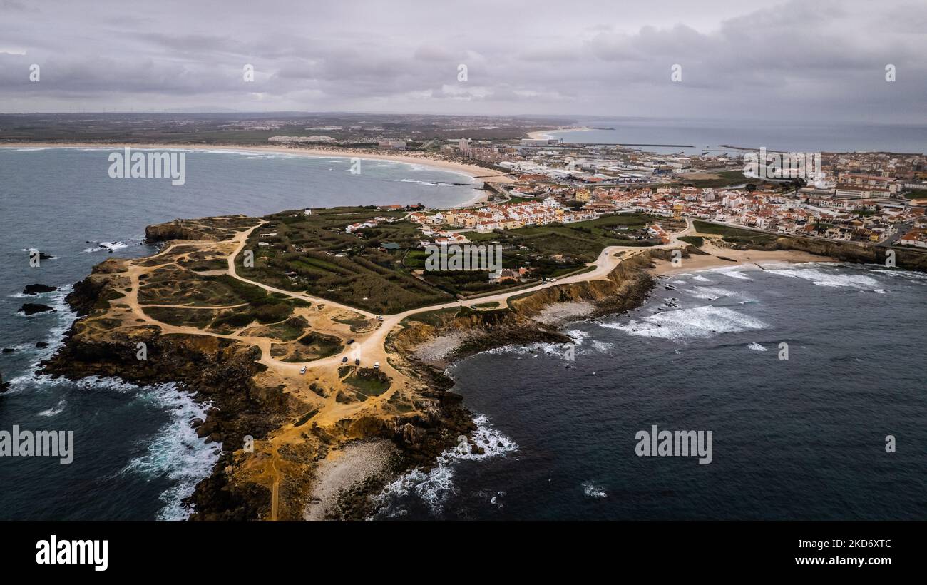 Une vue drone de Papôa - Peniche, Portugal, sur 30 mars 2022. Peniche est une commune balnéaire et une ville située dans le district de Leiria au centre du Portugal (photo de Manuel Romano/NurPhoto) Banque D'Images