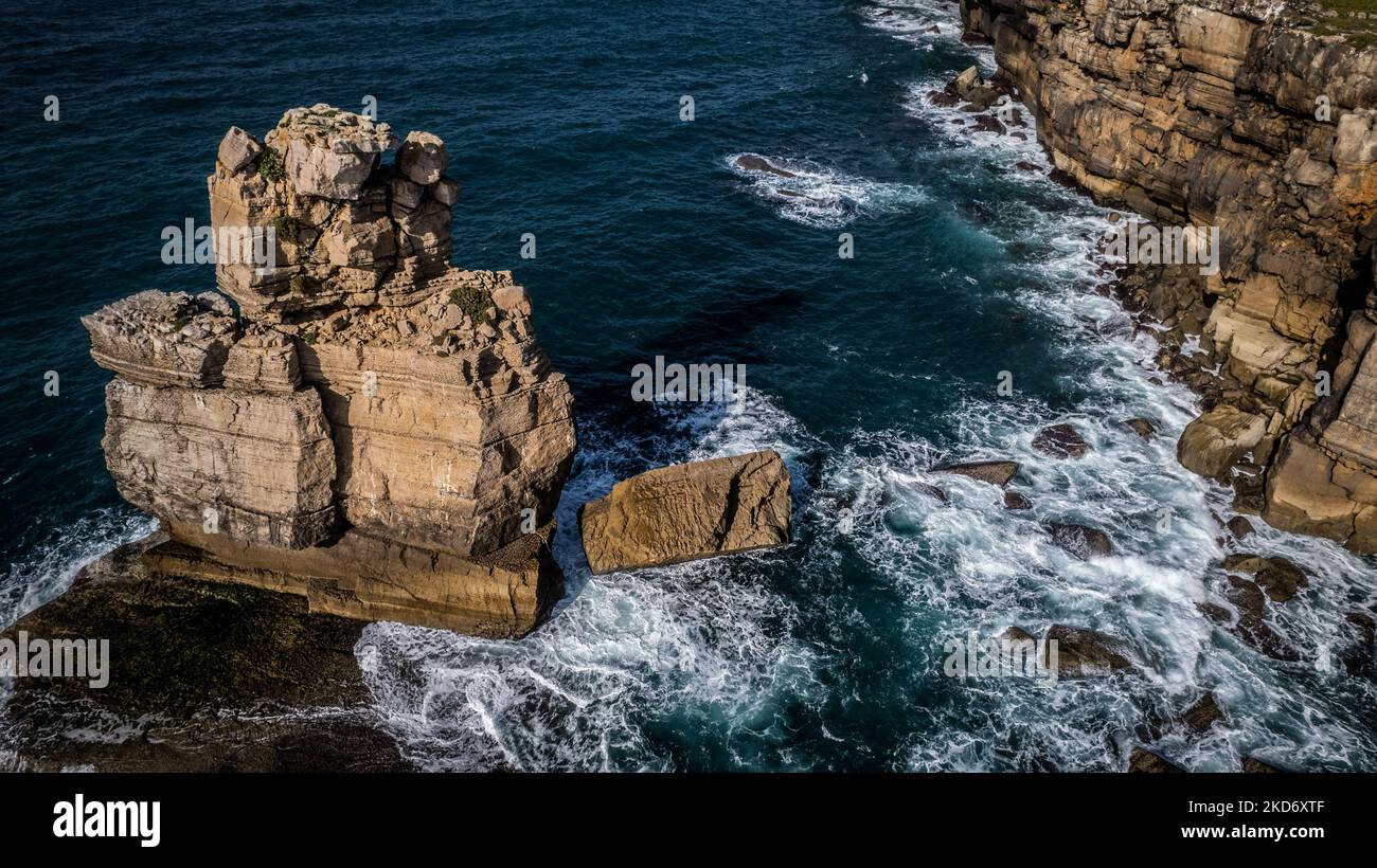 Une vue de drone du Cabo Carvoeiro, Peniche, Portugal, sur 30 mars 2022. Cabo Carvoeiro est le cap qui se trouve sur la côte atlantique, le long du point le plus à l'ouest de la péninsule de Peniche. (Photo de Manuel Romano/NurPhoto) Banque D'Images