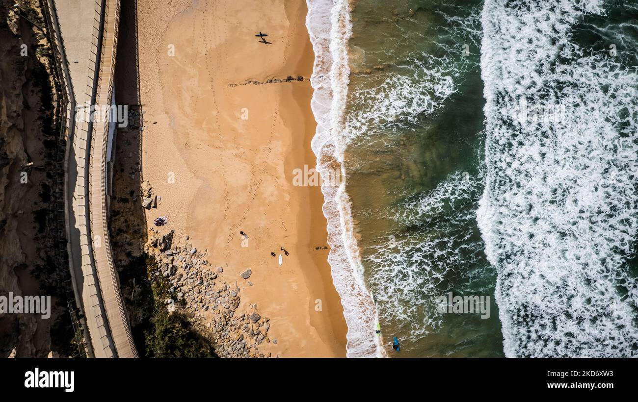 Une vue de drone sur le Plaia do Magoito, Portugal, sur 30 mars 2022. Praia do Magoito est l'un des endroits les plus prisés pour les surfeurs grâce à ses fortes vagues et aux infrastructures qui garantissent le confort des vacanciers. (Photo de Manuel Romano/NurPhoto) Banque D'Images