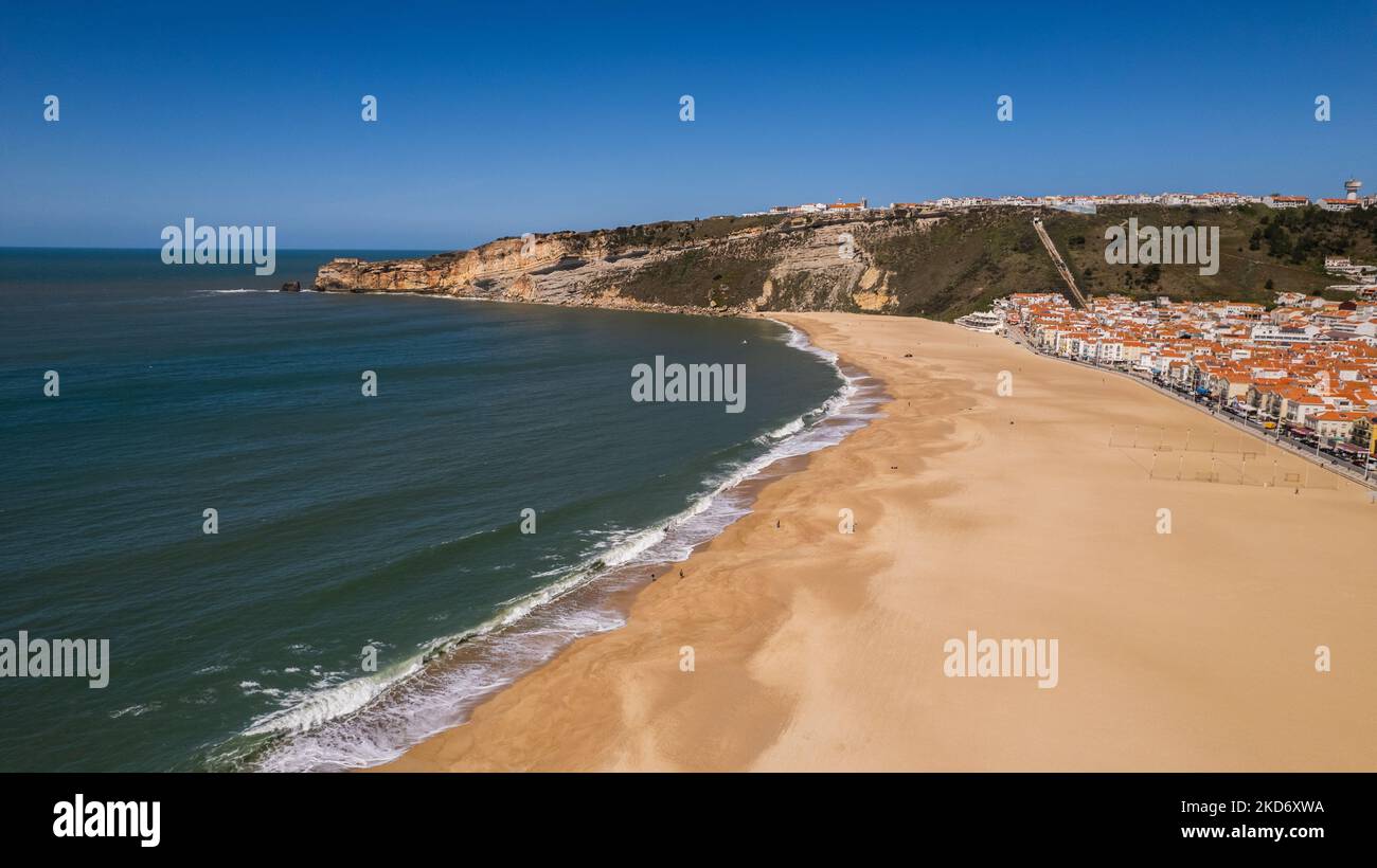 Vue sur la plage de Nazaré, au Portugal, sur 1 avril 2022. Nazaré, en particulier Praia do Norte ou North Beach, est célèbre pour les plus grandes vagues surfables de la planète. (Photo de Manuel Romano/NurPhoto) Banque D'Images