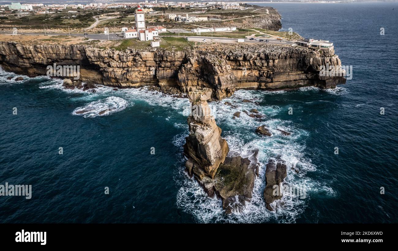 Une vue de drone du Cabo Carvoeiro, Peniche, Portugal, sur 30 mars 2022. Cabo Carvoeiro est le cap qui se trouve sur la côte atlantique, le long du point le plus à l'ouest de la péninsule de Peniche. (Photo de Manuel Romano/NurPhoto) Banque D'Images