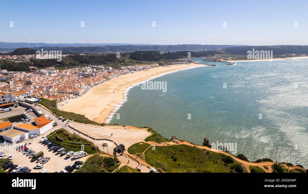 Vue sur la plage de Nazaré, au Portugal, sur 1 avril 2022. Nazaré, en particulier Praia do Norte ou North Beach, est célèbre pour les plus grandes vagues surfables de la planète. (Photo de Manuel Romano/NurPhoto) Banque D'Images