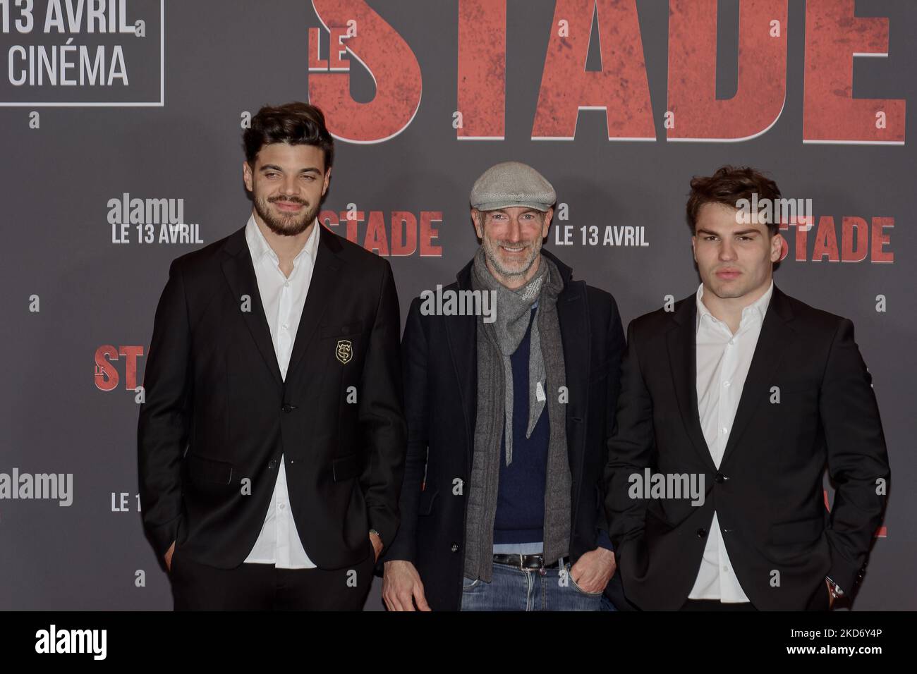 Joueur international français et Stade Toulousain les joueurs de rugby Romain Ntamack (L), Antoine Dupont (R), réalisateur français Matthieu Volaire (C) posent lors d'une séance photo pour l'avant-première du film 'Stade' au cinéma Grand Rex - 04 avril 2022, Paris (photo de Daniel Pier/NurPhoto) Banque D'Images