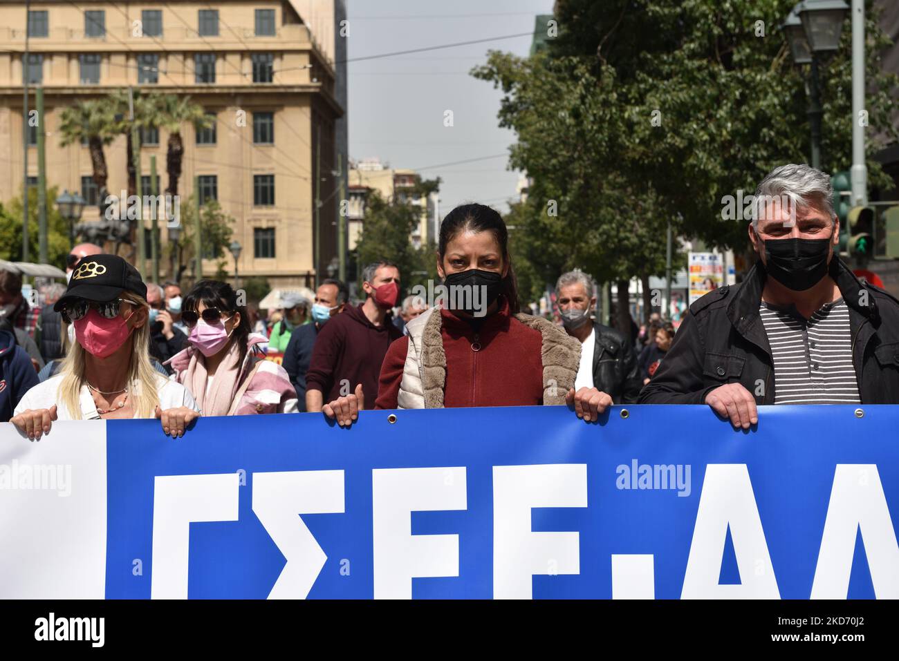 Les travailleurs prennent part à un rassemblement organisé par les syndicats grecs lors d'une grève générale de 24 heures à l'échelle nationale pour protester contre les récentes hausses de prix et pour appeler à des augmentations de salaires sur 6 avril 2022. (Photo de Nicolas Koutsokostas/NurPhoto) Banque D'Images