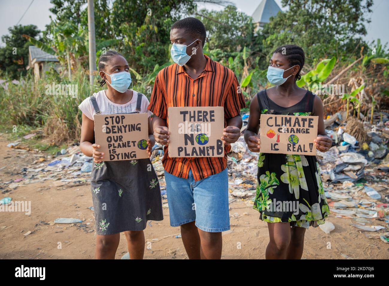La jeunesse africaine protestant contre le changement climatique, portant des signes et des masques. Banque D'Images