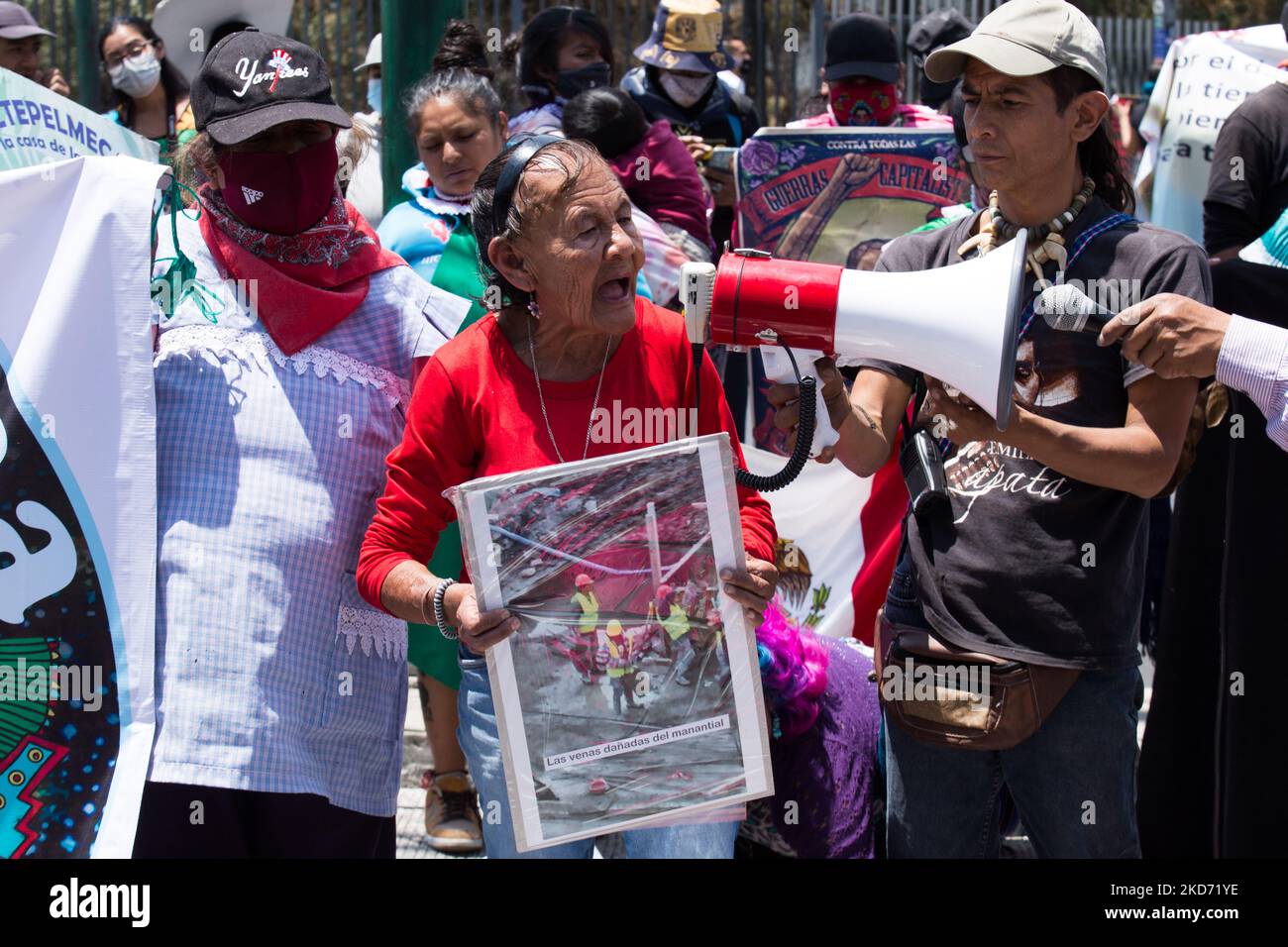 La caravane pour l'eau et la vie, qui a commencé à Puebla et comprend des défenseurs du liquide vital et des membres des communautés autochtones, manifestée devant les bureaux de la Commission nationale de l'eau (CONAGUA pour son acronyme en espagnol) dans le cadre de ses activités contre la dépossession capitaliste, Y compris des demandes telles que le respect de l'autodétermination des peuples autochtones, la non-imposition de mégaprojets et la libération de prisonniers politiques, à Mexico, sur 5 avril 2022. (Photo par Cristian Leyva/NurPhoto) Banque D'Images