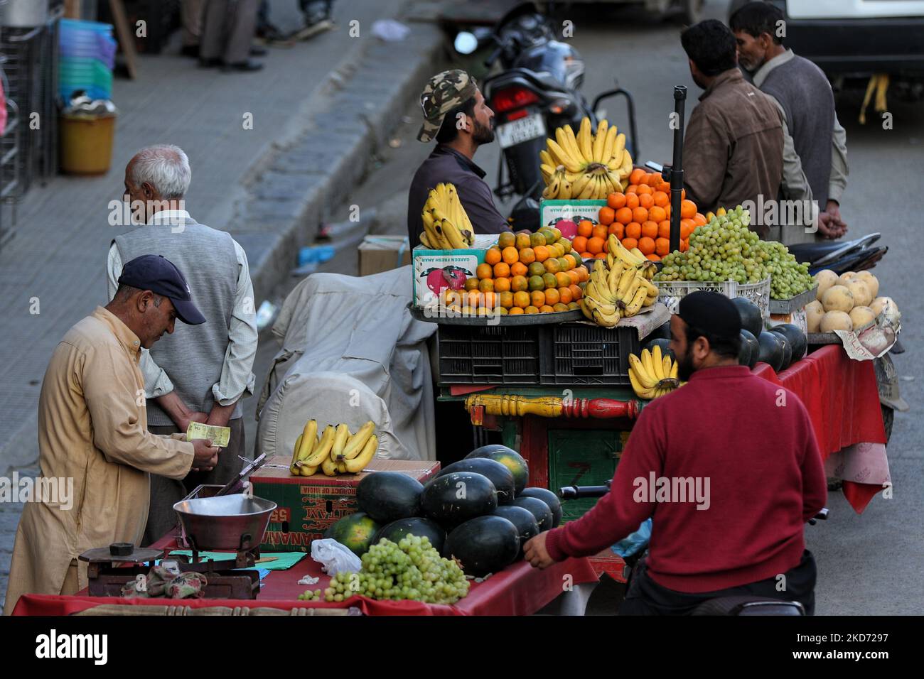 Les musulmans achètent des fruits à un vendeur avant de briser leur jeûne pendant le mois Saint du Ramadan à Sopore, district de Baramulla, Jammu-et-Cachemire, Inde, le 07 avril 2022. (Photo de Nasir Kachroo/NurPhoto) Banque D'Images