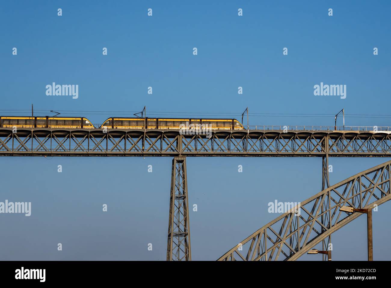 Train jaune au pont Dom Luis I - Porto, Portugal Banque D'Images