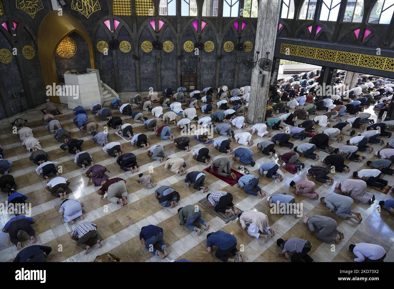 Les musulmans prient pendant le mois Saint du Ramadan dans une mosquée centrale, à Bangkok, Thaïlande, le 08 avril 2022. Le Ramadan est le neuvième mois du calendrier islamique, observé par les musulmans du monde entier comme un important mois religieux Saint de jeûne, de prière, de réflexion et de communauté. (Photo par Anusak Laowilas/NurPhoto) Banque D'Images