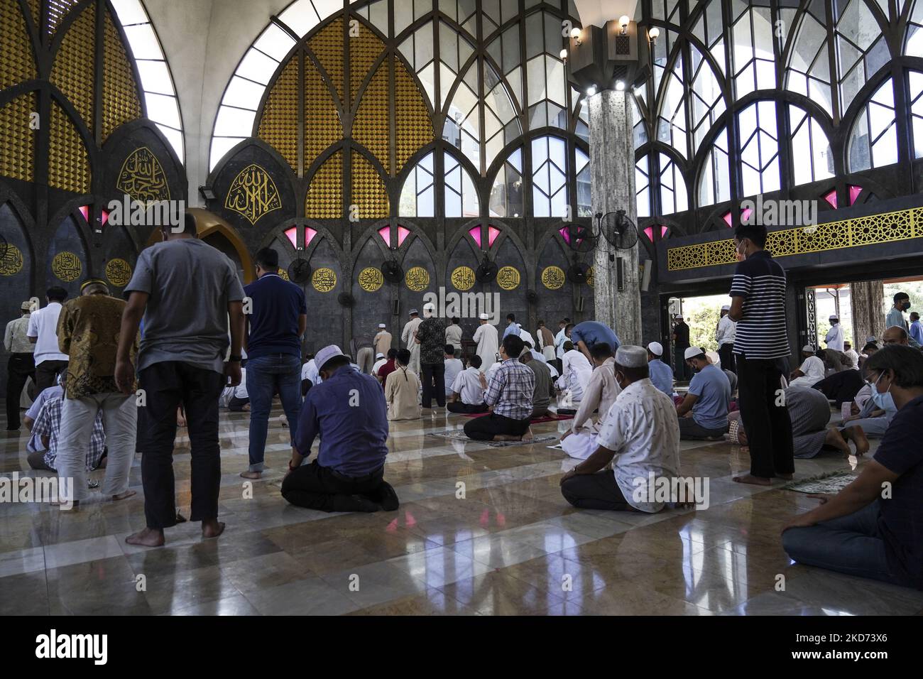Les musulmans prient pendant le mois Saint du Ramadan dans une mosquée centrale, à Bangkok, Thaïlande, le 08 avril 2022. Le Ramadan est le neuvième mois du calendrier islamique, observé par les musulmans du monde entier comme un important mois religieux Saint de jeûne, de prière, de réflexion et de communauté. (Photo par Anusak Laowilas/NurPhoto) Banque D'Images